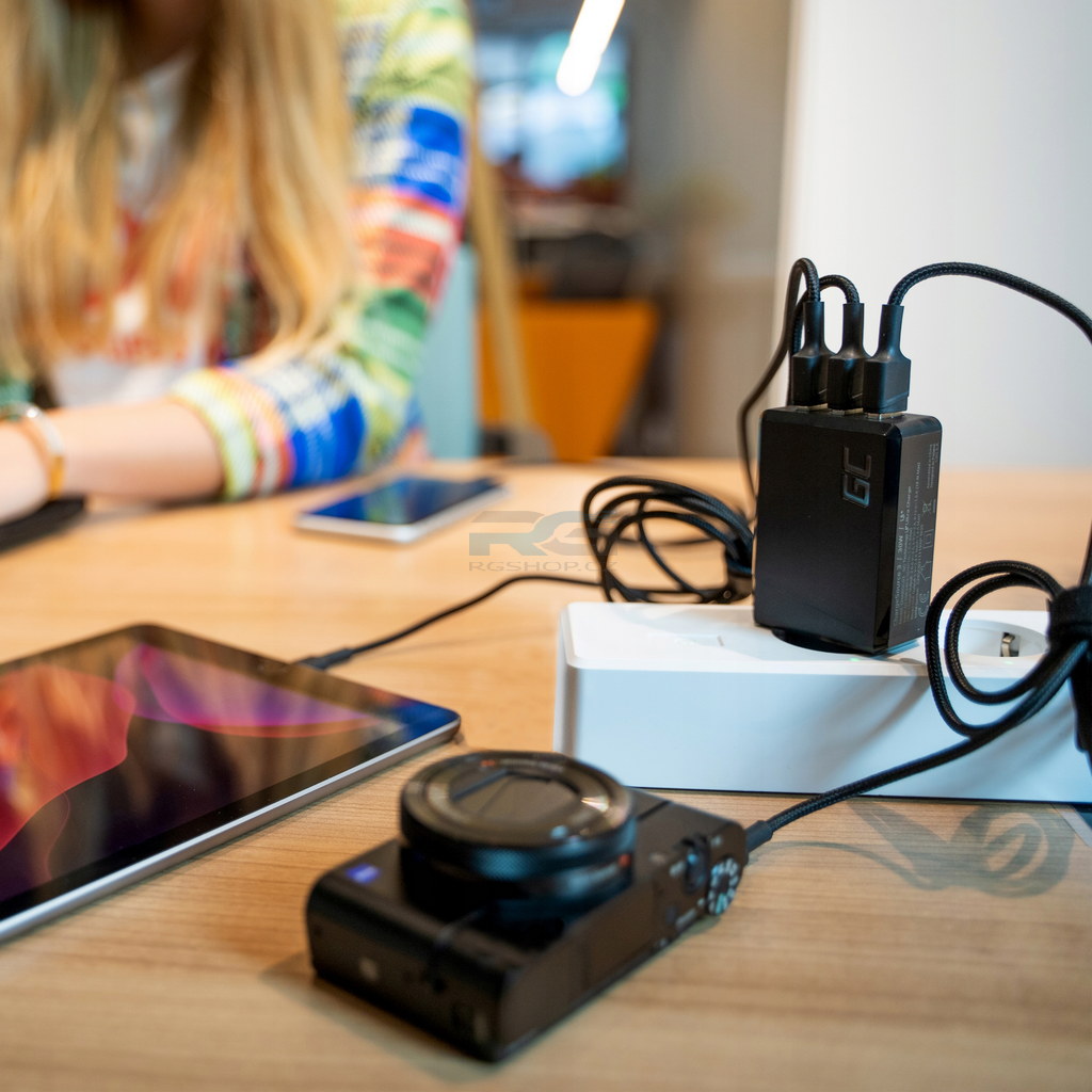 Síťová nabíječka ChargeSource3 30 W — 3x USB-A, 3x kabel GC Ray Lightning 200 cm LED, iPhone 12, 13, 14, černý
