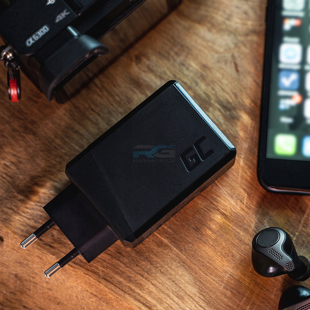 Síťová nabíječka ChargeSource3 30 W — 3x USB-A, kabel GC Ray USB-A–USB-C 1.2 m LED, černý