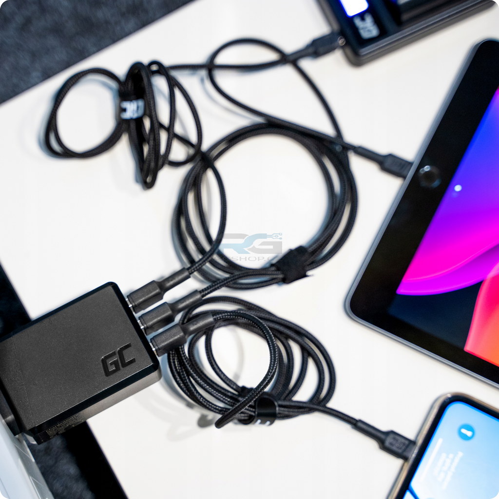 Síťová nabíječka GC ChargeSource3 30 W — 3x USB-A, 3x kabel GC Ray USB–USB-C (30 cm, 120 cm, 200 cm), černý